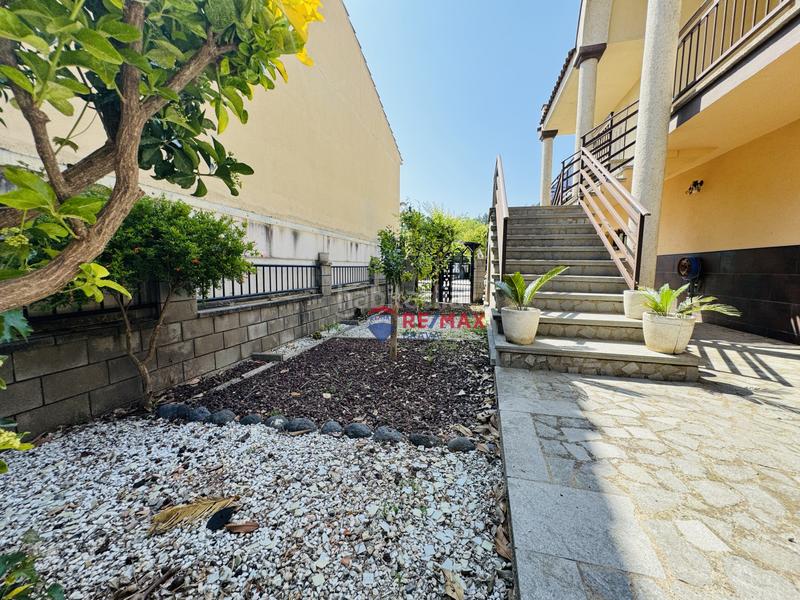 Foto a8554d71-1254-42ab-8735-2eb80f98e4fc. Casa pareada  en venta girona amplia, con jardín, piscina y garaje privado en Amer