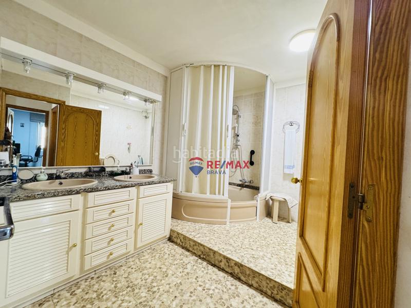 Foto bb5dd09c-3023-45b5-a3fa-395d2860e5b8. Casa pareada  en venta girona amplia, con jardín, piscina y garaje privado en Amer