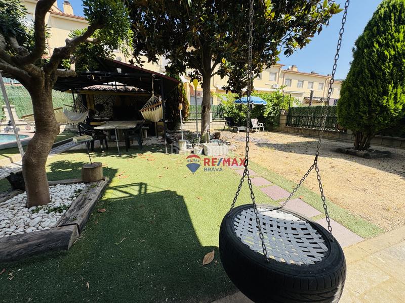 Foto ccc315c2-9ee5-4b7a-a395-e09a69c6c995. Casa pareada  en venta girona amplia, con jardín, piscina y garaje privado en Amer