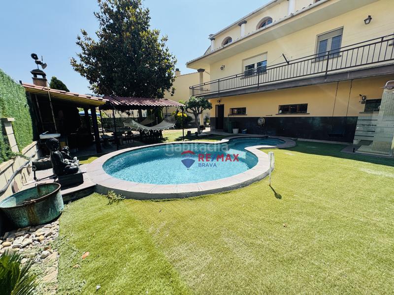 Foto d9c43495-df1e-4e1d-95cc-27e8a55d015e. Casa pareada  en venta girona amplia, con jardín, piscina y garaje privado en Amer