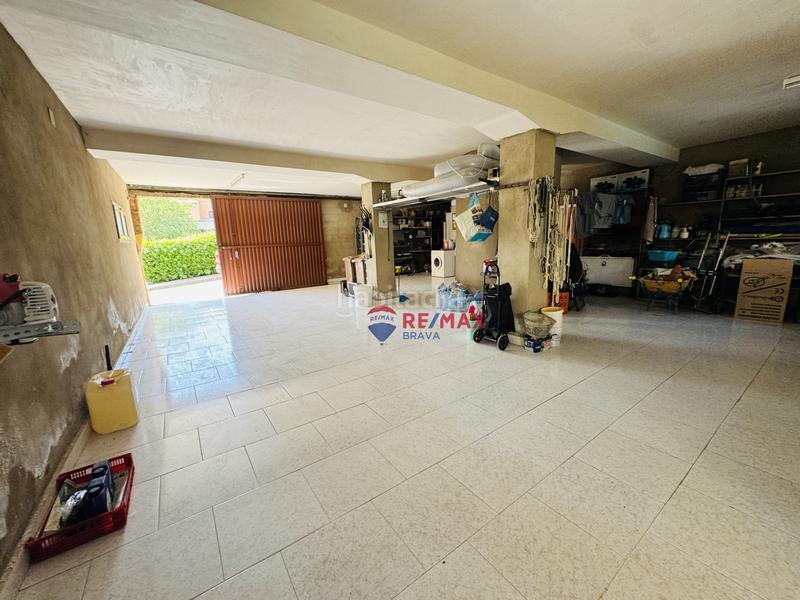 Foto ebe5715d-4f7b-4679-81df-766cf6db89e4. Casa pareada  en venta girona amplia, con jardín, piscina y garaje privado en Amer