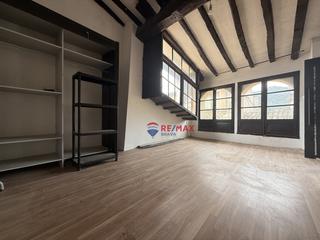 Casa adossada a Besalú. Oportunidad única en besalú edificio con local comercial en zona