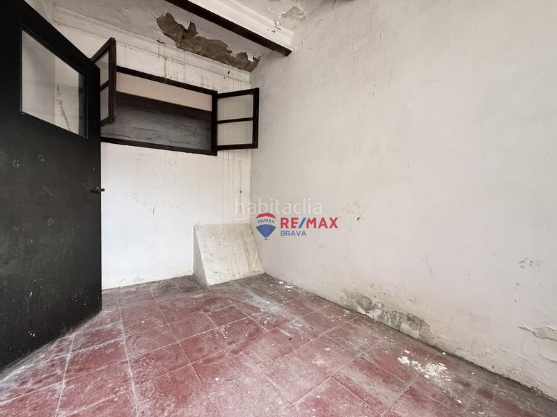 Foto 19436c7c-3dd4-4661-88be-867f285efebd. Casa adosada oportunidad única edificio con local comercial en zona turística en Besalú