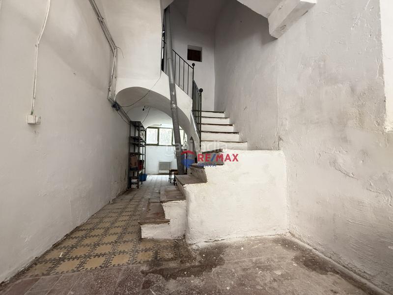 Foto 9fbfbc3c-3f1b-4389-a142-7ee50c46adaa. Casa adosada oportunidad única edificio con local comercial en zona turística en Besalú