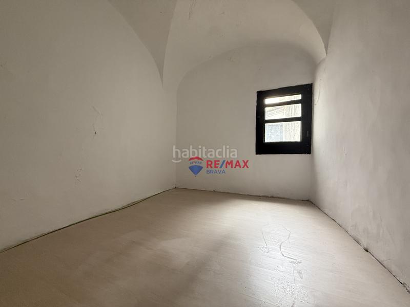 Foto a0bc3d75-7be2-4c67-b3fb-7e4f986a3720. Casa adosada oportunidad única edificio con local comercial en zona turística en Besalú