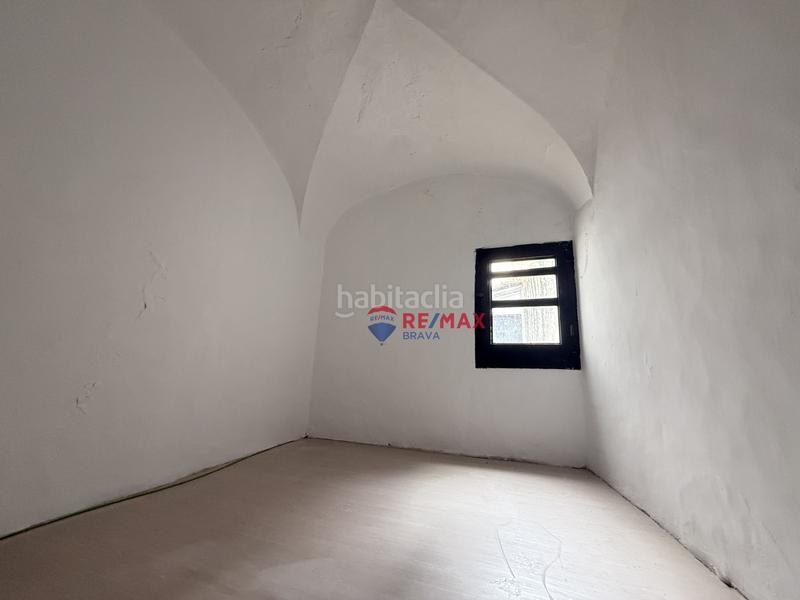 Foto e06bb34c-4372-4180-a73b-6c98ae4dbb6a. Casa adosada oportunidad única edificio con local comercial en zona turística en Besalú