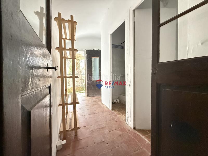 Foto e85a2469-c43b-463a-ad6c-3263a4c19e04. Casa adosada oportunidad única edificio con local comercial en zona turística en Besalú