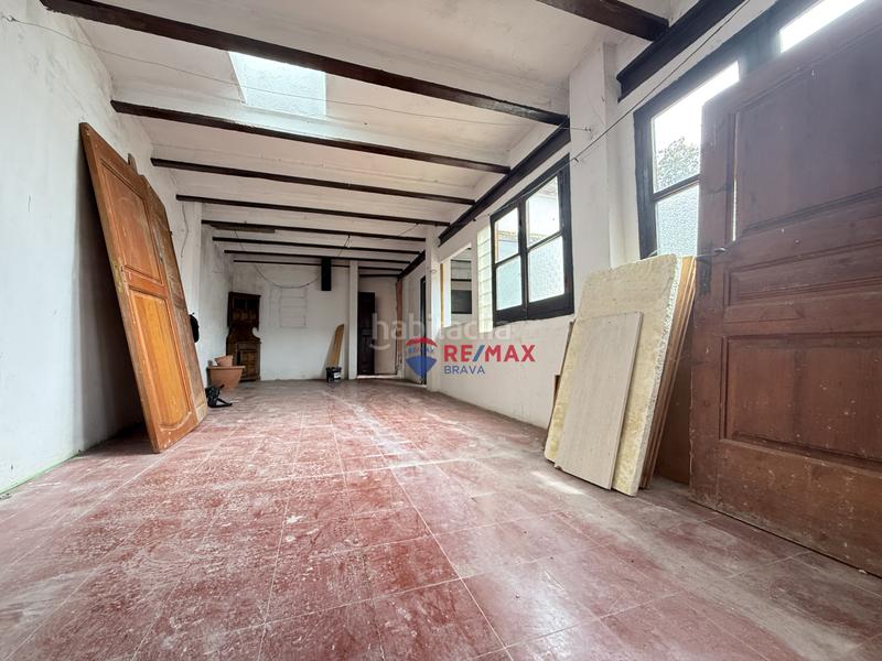 Foto ea3d8fb9-39f2-4903-bc7c-6bc6d1140554. Casa adosada oportunidad única edificio con local comercial en zona turística en Besalú