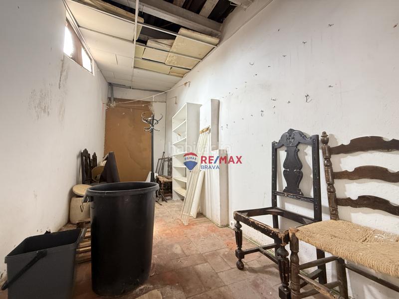 Foto f835007d-0f21-4b32-bed2-7617b9971701. Casa adosada oportunidad única edificio con local comercial en zona turística en Besalú