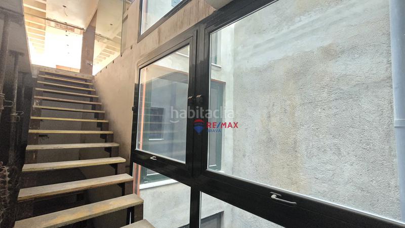 Foto 3abb9892-5dca-428c-aa6f-c0efd7a593ea. Casa adosada en Blanes - cl raval 114 edificio único con construcción moderna y vistas al mar desde la azotea en el centro en Blanes