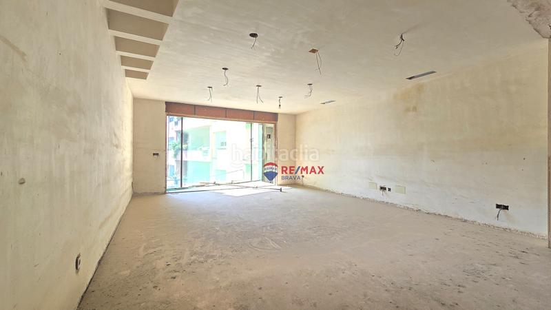 Foto 3de9955c-c61d-4984-b848-220593750a0f. Casa adosada en Blanes - cl raval 114 edificio único con construcción moderna y vistas al mar desde la azotea en el centro en Blanes