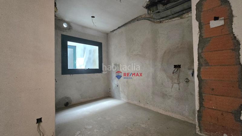 Foto 53806166-b527-409a-acde-2c9285f3cc40. Casa adosada en Blanes - cl raval 114 edificio único con construcción moderna y vistas al mar desde la azotea en el centro en Blanes