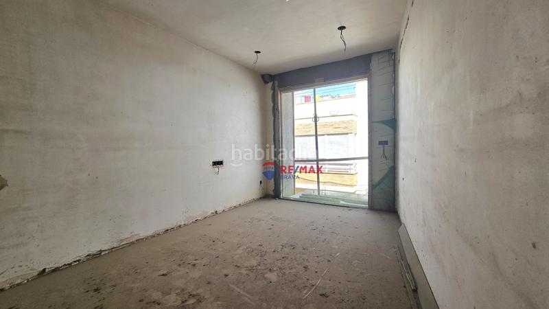 Foto 7c498298-393e-4322-a315-0fe13074396e. Casa adosada en Blanes - cl raval 114 edificio único con construcción moderna y vistas al mar desde la azotea en el centro en Blanes