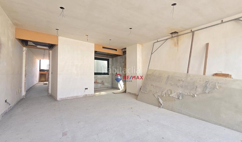 Foto a1c49e1d-c788-4b7c-9db5-58f573a290e1. Casa adosada en Blanes - cl raval 114 edificio único con construcción moderna y vistas al mar desde la azotea en el centro en Blanes