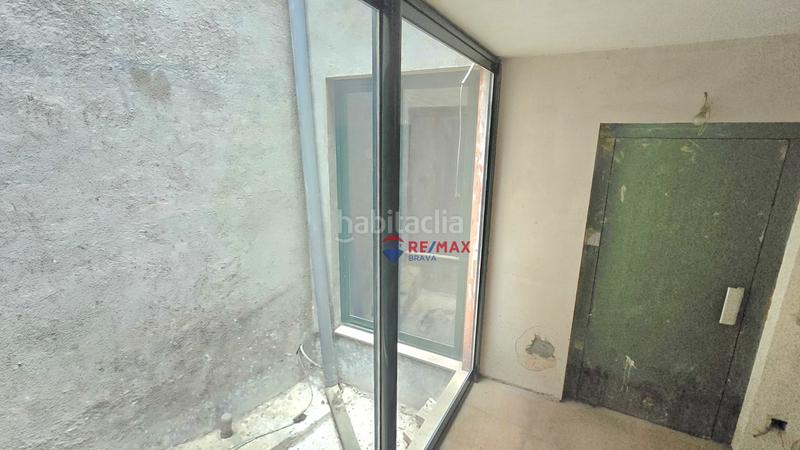 Foto b6e59f2b-282b-4bf5-84a1-2168403589ef. Casa adosada en Blanes - cl raval 114 edificio único con construcción moderna y vistas al mar desde la azotea en el centro en Blanes