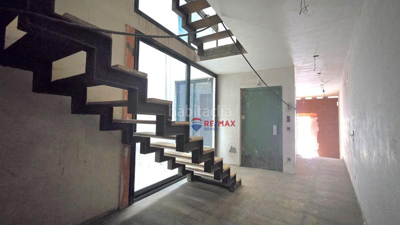 Foto beb4479d-5e81-49c3-87ca-56217b28336b. Casa adosada en Blanes - cl raval 114 edificio único con construcción moderna y vistas al mar desde la azotea en el centro en Blanes