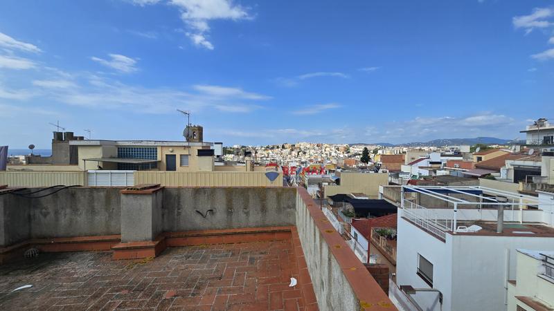 Foto dbdd5179-70fd-4a42-82b0-eb86be6aa167. Casa adosada en Blanes - cl raval 114 edificio único con construcción moderna y vistas al mar desde la azotea en el centro en Blanes
