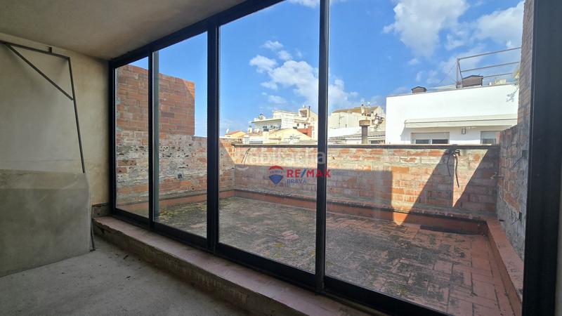 Foto fcfb3537-dfd7-4a68-920d-80991092a2cd. Casa adosada en Blanes - cl raval 114 edificio único con construcción moderna y vistas al mar desde la azotea en el centro en Blanes
