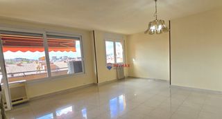 Flat  Girona - cl emili grahit. Piso alto con terraza y gran potencial en emili grahit