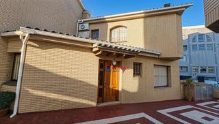 Maison jumelée à Blanes - provença 1. Blanes  los pavos casa acogedora con jardín y garaje con acceso