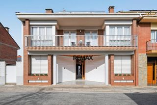 Casa adosada en Olot - cl pere gussinyer 10. Casa familiar en olot con garajetaller, terraza y 4 habitaciones