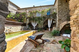 Maison jumelée à Esponellà - cl de l esglesia de vilert 2. Casa de pueblo singular con licencia turística, jardín, piscina