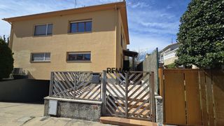 Casa pareada en Olot - cl isaac albeniz 1. Casa pareada en les tries con garaje, jardín y 3 habitaciones