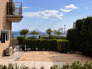 Ground floor  Calle calle joanot martorell. Roses, salatar  apartamento en primera línea de mar con gran ter