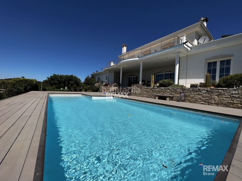 Foto 25ad01c1-9099-4f3d-a1f2-a5c30f185136. Chalet exclusiva villa de lujo con vistas panorámicas al mar y más de 2.000 m2 de parcela en Pau