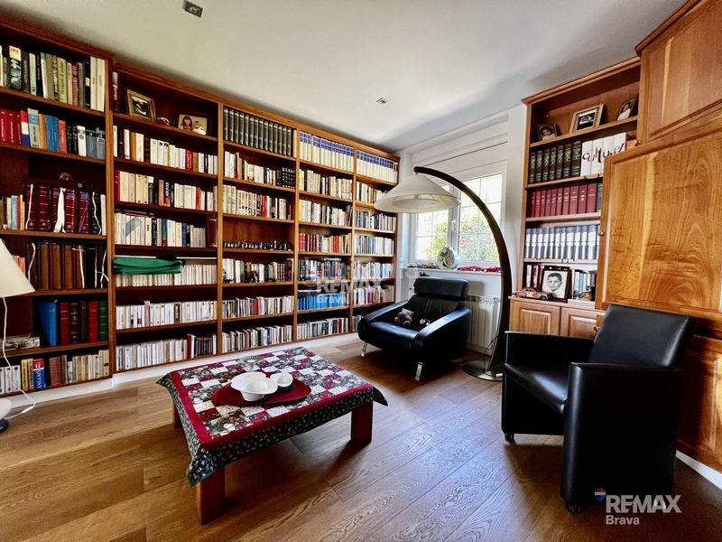 Foto dbc98047-b28d-4e8c-b703-974f6ab45708. Chalet exclusiva villa de lujo con vistas panorámicas al mar y más de 2.000 m2 de parcela en Pau