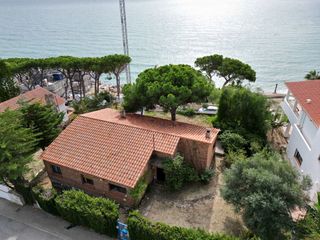Chalet à Victoria-Les Vil·les-Canyadell. Chalet en primera l?nia de mar en arenys de mar