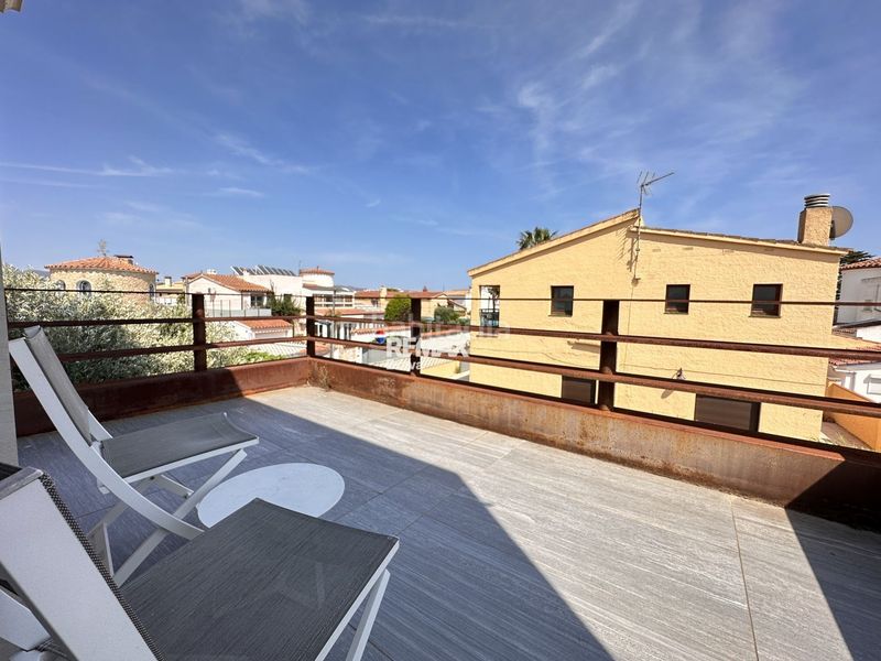 Foto aa63ba3d-5aaa-4259-b8e1-378fed805bd1. Xalet amb aparcament piscina a Requesens Empuriabrava