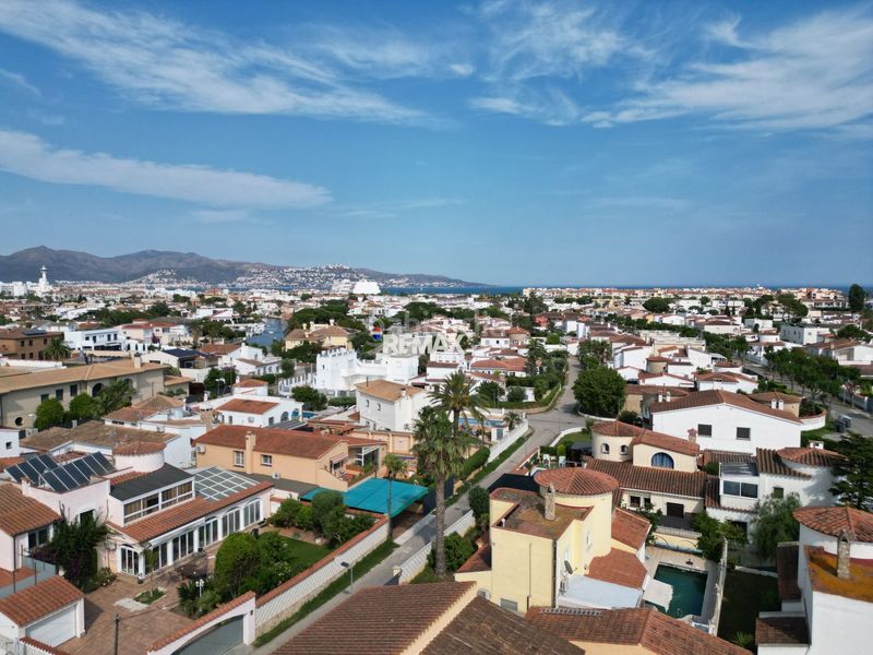 Foto b6bcec82-3e92-4130-96fd-0de35b2b62bc. Xalet amb aparcament piscina a Requesens Empuriabrava