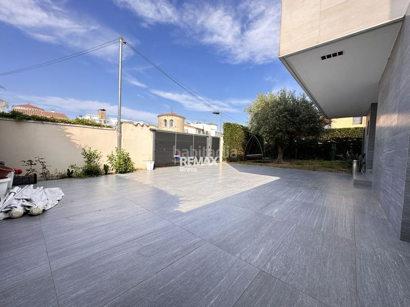 Foto bd577499-7471-4bcf-87ff-7c7e5055bcd7. Xalet amb aparcament piscina a Requesens Empuriabrava