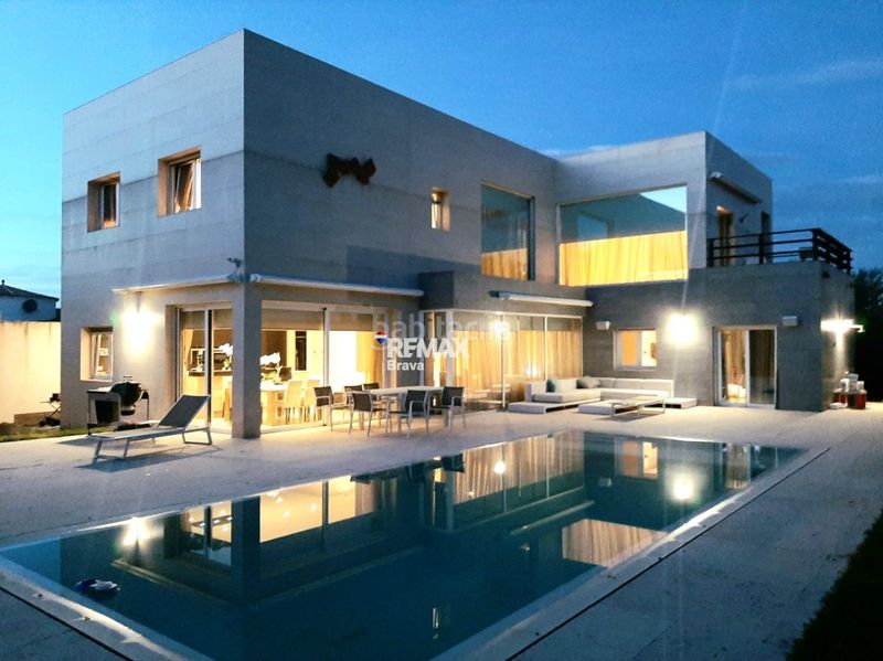 Foto c412c2cc-5751-467a-ad09-6b7d0375f330. Xalet amb aparcament piscina a Requesens Empuriabrava