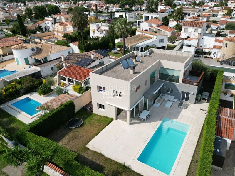 Foto d56d7f89-e576-4165-a2b9-ed63509c51ac. Xalet amb aparcament piscina a Requesens Empuriabrava