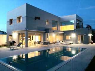 Xalet a Requesens. Villa de lujo contemporánea en empuriabrava con piscina pri
