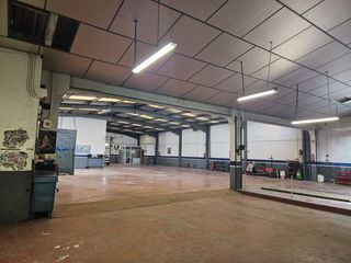 Reihenhaus in Veïnat. Casa con dos viviendas y taller mecánico en salt, girona