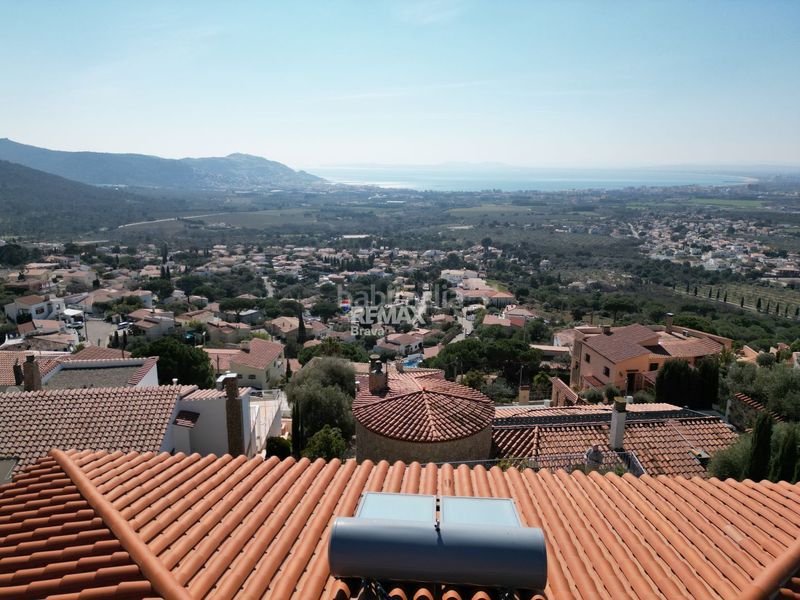 Foto ccebab76-54bb-4696-b791-d23ccd95e215. Xalet amb aparcament piscina a Nord Roses