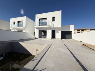 Chalet  Sector sector mestral. Empuriabrava  moderna villa con piscina y sótano diáfano en sect