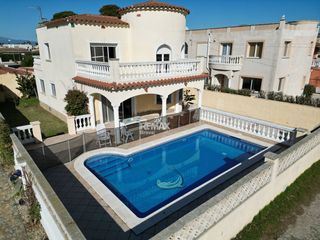 Xalet  Sector sc requesens. Chalet con piscina, jardín y terrazas en sector requesens, empur