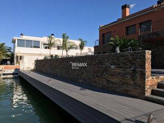 Chalet  Calle cap ponent. Roses  santa margarida  exclusiva casa canal con 20 metros de am