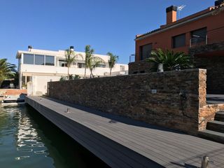 Chalet  Cap ponent. Villa al canal con 20 metros de amarre para catamaran