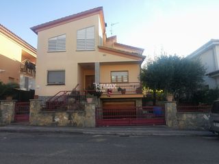 Chalet  Calle cl riera d oix. Villa con amplios espacios, jardín privado y buena ubicación en