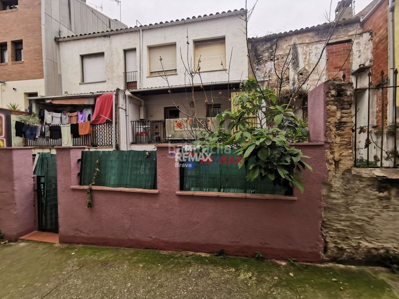Foto a8d4324f-d75a-425f-8195-d5c332d494c2. Edifici a Roca del Vallès (La)