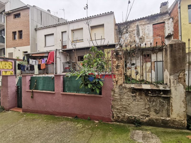 Foto b96a1d90-3c6f-4bab-a587-15c7f5010056. Edificio  para reformar en venta a cardedeu en barcelona en Roca del Vallès (La)