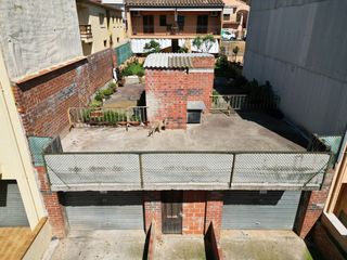 Wohngrundstück in Bisbal d´Empordà (La). Terreno con dos garajes con posibilidad de realizar dos piso
