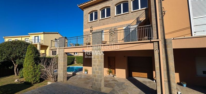 Foto e31bf028-1cc5-4cc2-b787-2f17b3459d91. Casa adossada amb aparcament piscina a Celrà
