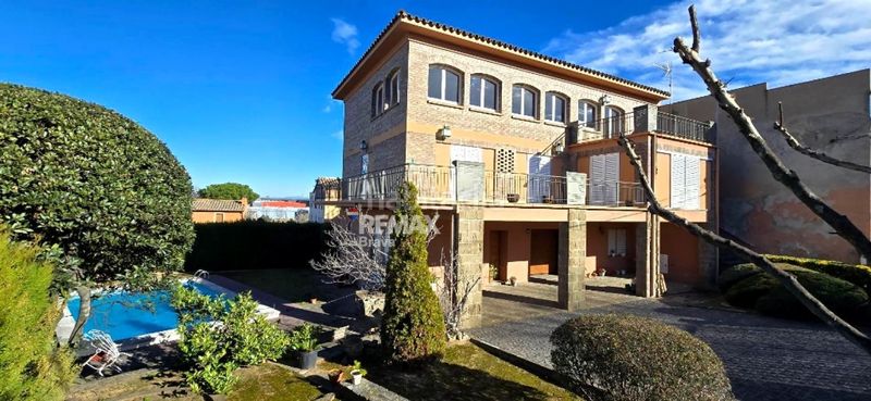 Foto eb5ac063-fcb2-4274-b054-004a50315764. Casa adossada amb aparcament piscina a Celrà