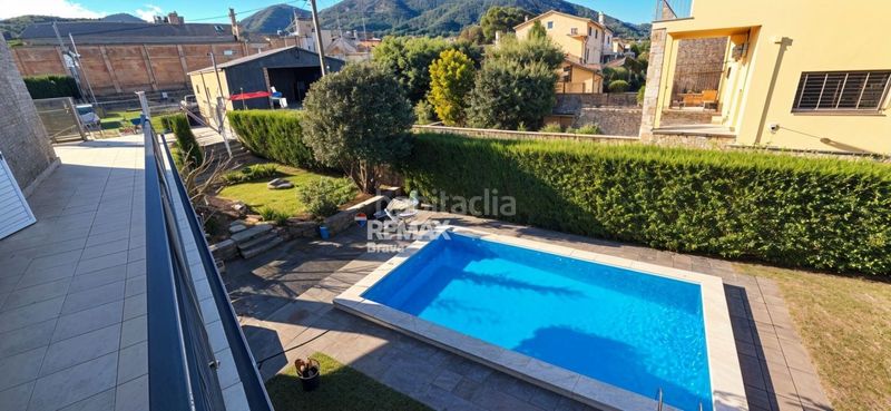 Foto ec305b5a-6484-4d54-82f4-8bb322b94b72. Casa adossada amb aparcament piscina a Celrà